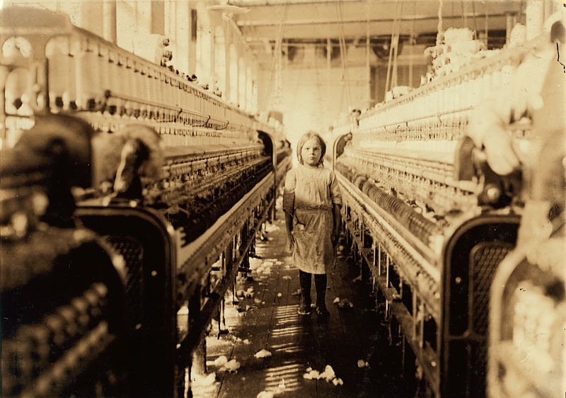 800px-lewis_hine_a_little_spinner_in_the_mollahan_mills_newberry_s-c-_loc_nclc-01451