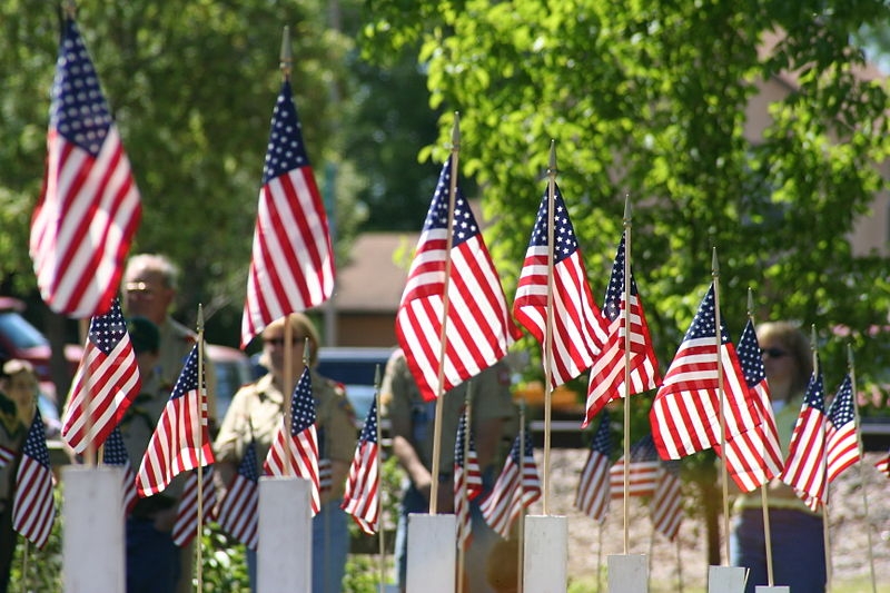 800px-memorial_day_flagged_crosses