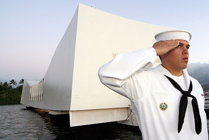 800px-us_navy_021207-n-3228g-003_saluting_the_arrival_of_the_official_party_at_the_uss_arizona_memorial