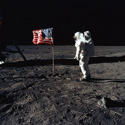 600px-buzz_aldrin_and_the_u-s-_flag_on_the_moon_-_gpn-2001-000012