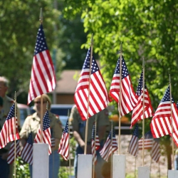 800px-memorial_day_flagged_crosses