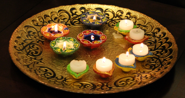 Round golden tray with lit candles 